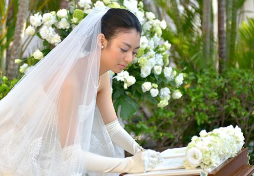 THE NAHA TERRACE(ザ ナハテラス)。挙式会場。心地良い風を感じながら二人は永遠の愛を誓います