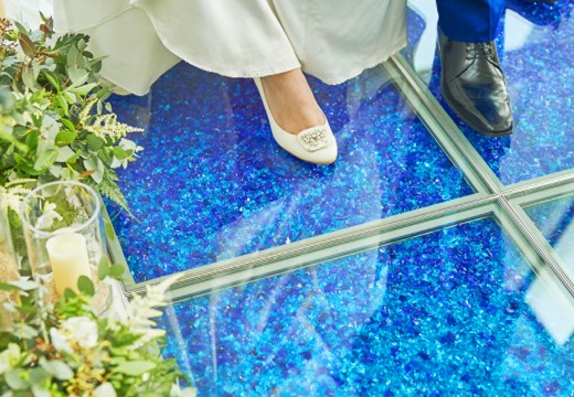 クルデスール・ウェディング（ANAインターコンチネンタル石垣リゾート）。挙式会場。青い琉球ガラスのバージンロードはまるで海へと続くようです