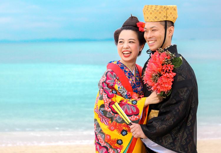 ロワジールホテル 那覇。琉球の衣装を身に纏ってゲストの前で愛を誓う人前式も人気