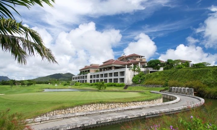 ザ・リッツ・カールトン沖縄。アクセス・ロケーション。周囲をゴルフコースに囲まれた緑豊かな立地。ゆっくりとした時間が流れます