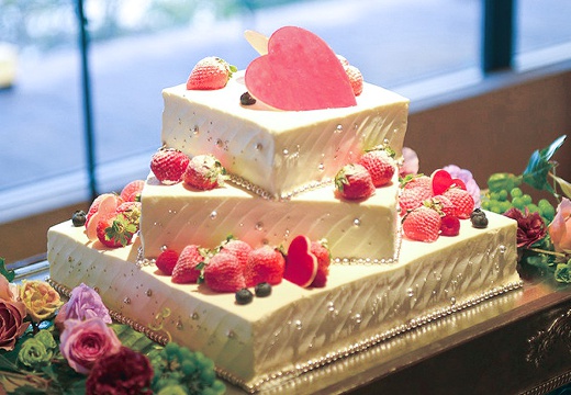 百名伽藍（GARAN WEDDING）。料理。季節の果物を添えられたオリジナルのウェディングケーキ