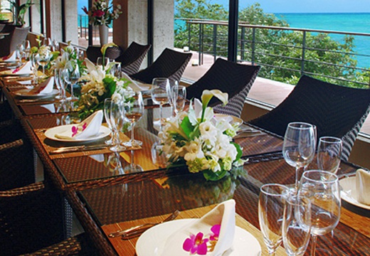 百名伽藍（GARAN WEDDING）。披露宴会場。大きく切り取られた窓から、沖縄の海を一望できます