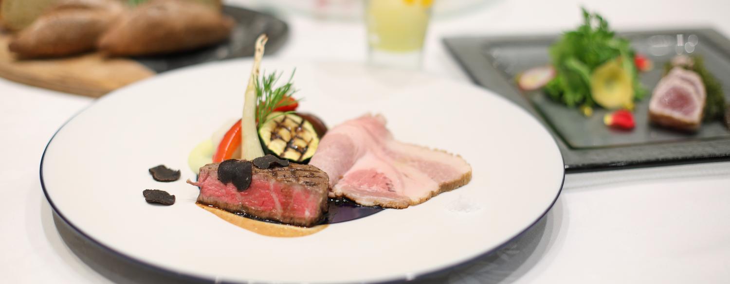 ヴォヤージュ ドゥ ルミエール Chatan Resort(ヴォヤージュ ドゥ ルミエール 北谷 リゾート)。料理。海のミネラル分やビタミン類を多く含み栄養価の高い島野菜。沖縄ならではの食材を活かした料理がテーブルを彩ります