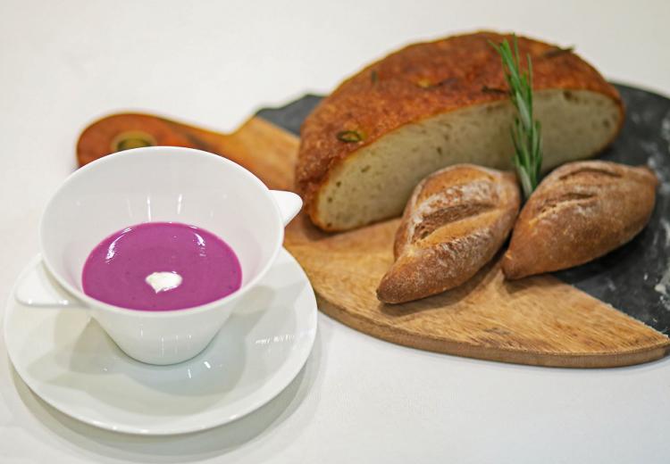 ヴォヤージュ ドゥ ルミエール Chatan Resort(ヴォヤージュ ドゥ ルミエール 北谷 リゾート)。料理。沖縄らしさを感じる紅芋のポタージュスープはゲストからも好評