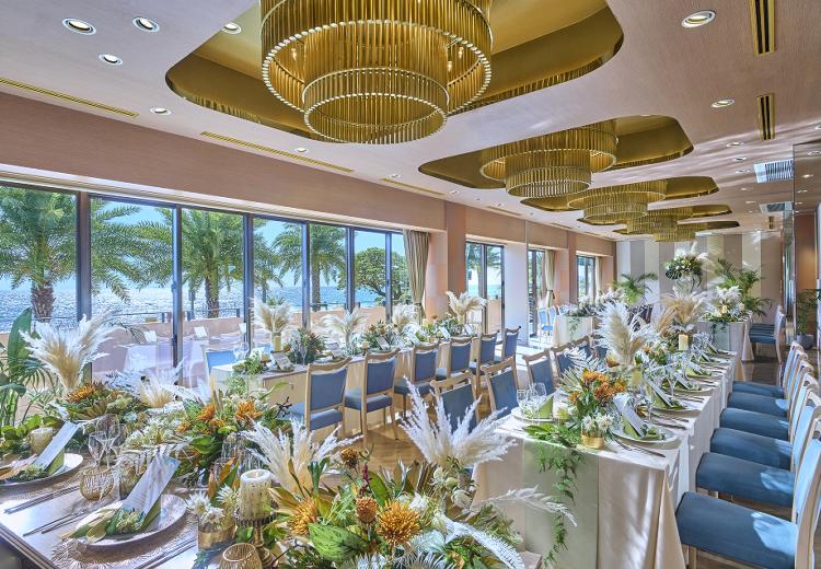 ヴォヤージュ ドゥ ルミエール Chatan Resort(ヴォヤージュ ドゥ ルミエール 北谷 リゾート)。披露宴会場。バンケットからは真っ青なオーシャンビューが広がります