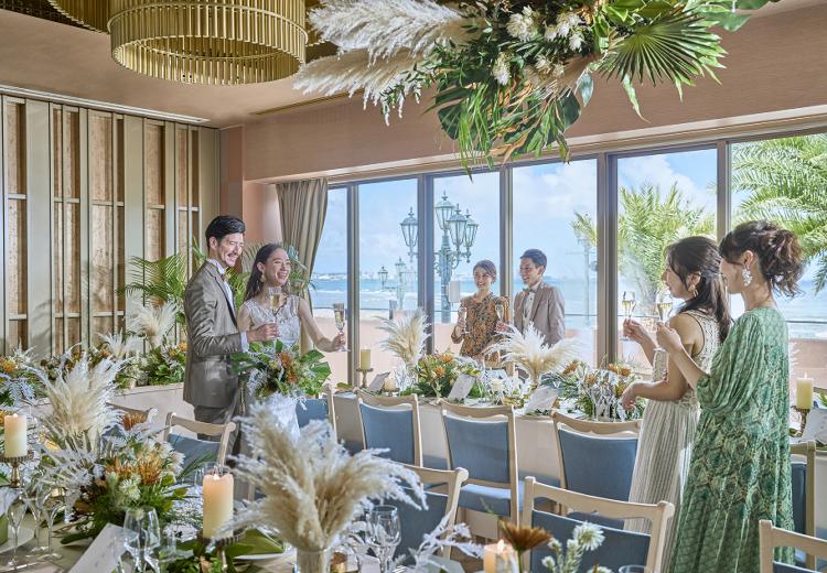 ヴォヤージュ ドゥ ルミエール Chatan Resort(ヴォヤージュ ドゥ ルミエール 北谷 リゾート)。披露宴会場。光あふれる会場内には最大76名まで着席可能です