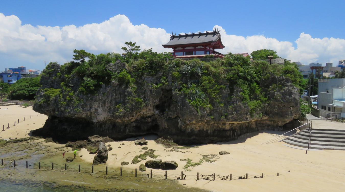 波上宮。琉球石灰岩が隆起した自然の高台に佇む神社。厳かな儀式を通じて、ふたりは晴れて夫婦となります