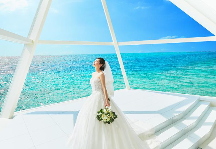 アートグレイス オーシャンフロントガーデンチャペル 沖縄。挙式会場。眩いばかりの自然光が差し込み花嫁の美しさを際立たせます