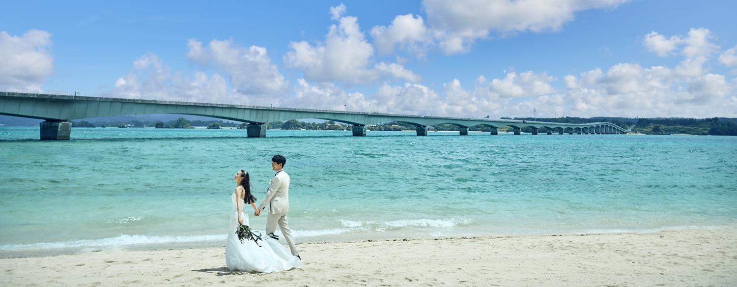 古宇利島 空と海のウェディング。演出・小物。青い海と空へ伸びる、長く真白な橋『古宇利大橋』。その下にある、白い砂のビーチでの撮影も叶います