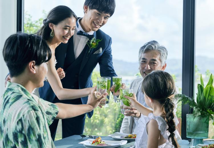 古宇利島 空と海の教会。披露宴会場。大きなハートのモニュメント前で大切なゲストと記念撮影