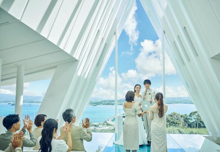 古宇利島 空と海のウェディング。挙式会場。永遠を誓うのに相応しく、神々が導く自然美が広がります