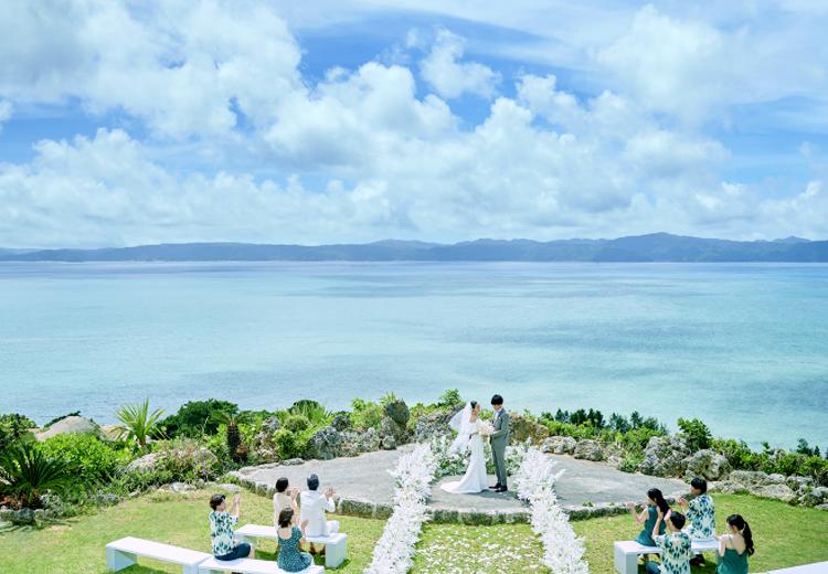 古宇利島 空と海の教会。挙式会場。新たな家族の誕生を祝う、琉球ガラスをひとつに合わせる演出