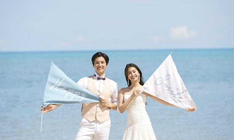 ブルー インフィニティー/イル・ド・レ(小さな結婚式)。演出・小物。青と白のコントラストが美しいビーチでの撮影。お気に入りの一枚となるでしょう