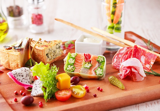 ブルー インフィニティー/イル・ド・レ(小さな結婚式)。料理。芸術品を思わせる美しい彩りに、食事への期待も高まります