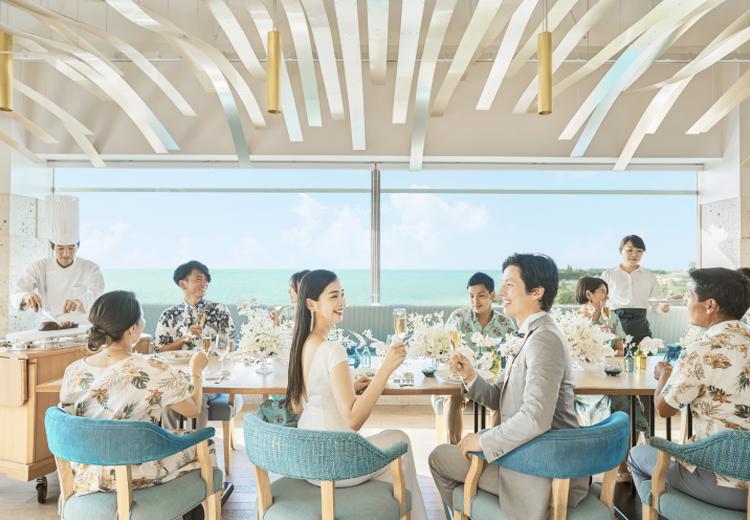 ブルー インフィニティー／イル・ド・レ（小さな結婚式）。披露宴会場。沖縄の雄大な自然に彩られたリゾートウェディングが叶います
