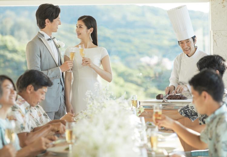 ブルー インフィニティー/イル・ド・レ(小さな結婚式)。披露宴会場。会場内には日の光が燦々と降り注ぎ、リゾート感を演出します