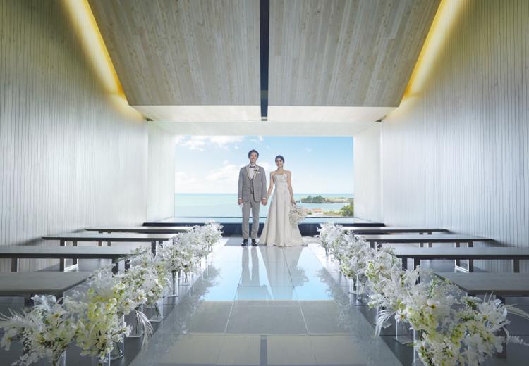ブルー インフィニティー/イル・ド・レ(小さな結婚式)。挙式会場。窓一面に青い海が広がるチャペルは最大40名まで着席可能