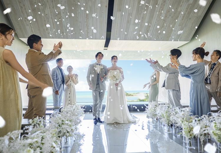 ブルー インフィニティー/イル・ド・レ(小さな結婚式)。挙式会場。ゲストとの距離も近いため、祝福をより身近に感じられます