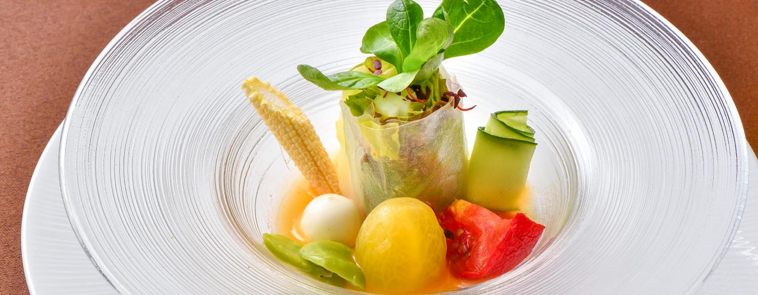 ホテル コレクティブ。料理。披露宴では華やかな洋食のコース料理を提供。一皿ずつゆっくりと味わえるのがコーススタイルの魅力です