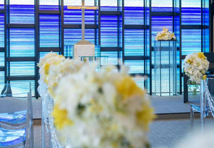ホテル コレクティブ。挙式会場。沖縄の海と空を彷彿とさせる美しいステンドグラスが印象的