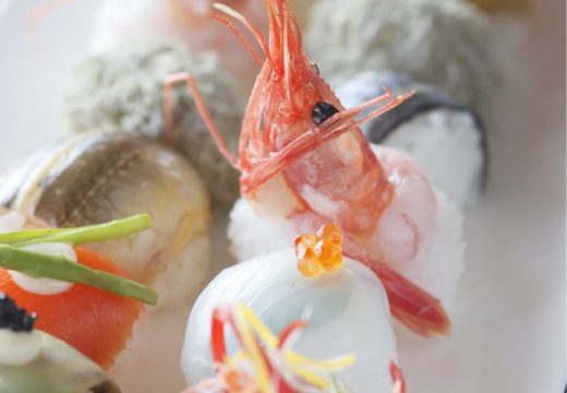 Crystal The Shugen（クリスタル ザ シュウゲン）。料理。食べやすいサイズも喜ばれる、新鮮な魚介類を使った手まり寿司