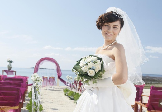 Crystal The Shugen（クリスタル ザ シュウゲン）。挙式会場。抜けるような青空と白い砂浜に、ドレス姿の花嫁が美しく映えます