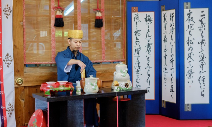 沖宮。演出・小物。お茶を泡立てて作る「ぶくぶく茶」。福を呼ぶと言われハレの日にぴったりです