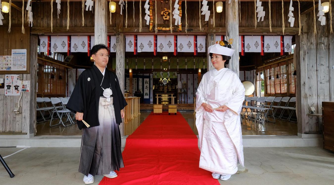 沖宮。歴代の琉球国王や庶民から信仰を集めてきた『沖宮』。沖縄最古の神地とされる天燈山に鎮座する荘厳な空間で挙式を行えます