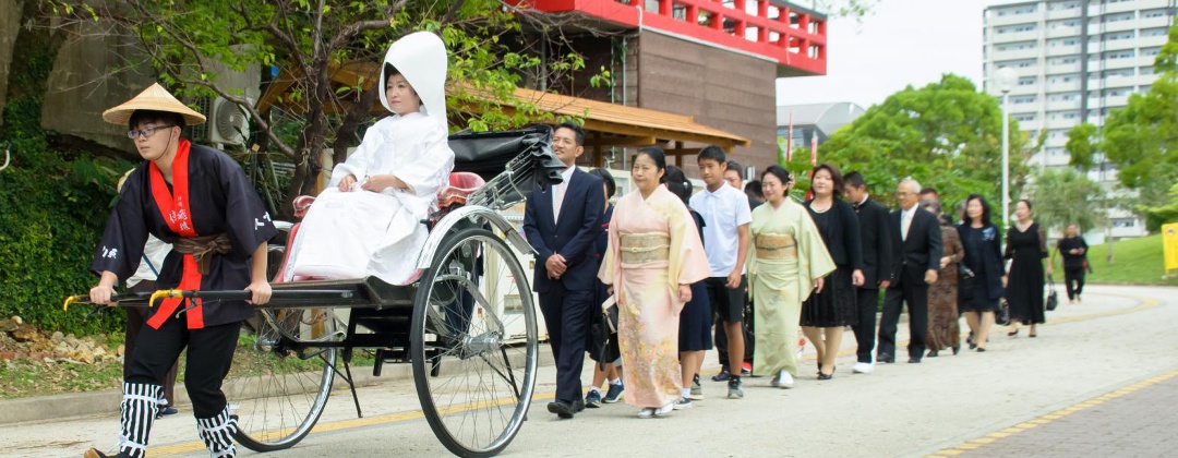 沖宮。挙式会場。人力車での花嫁行列を行える結婚式場は沖縄県内でも希少。ふたりはもちろんゲストの記念にもなるでしょう