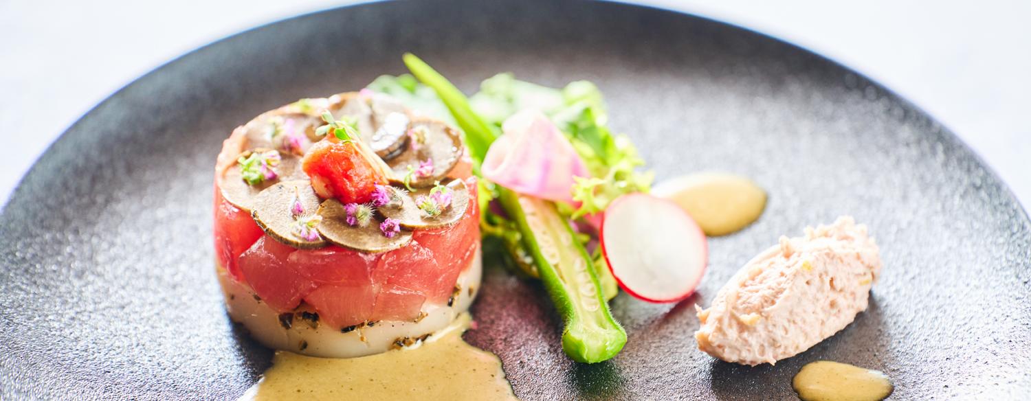 ムーンビーチウェディング。料理。沖縄ならではの食材を使用したメニューを用意。味はもちろん見た目の美しさにもこだわりが感じられます