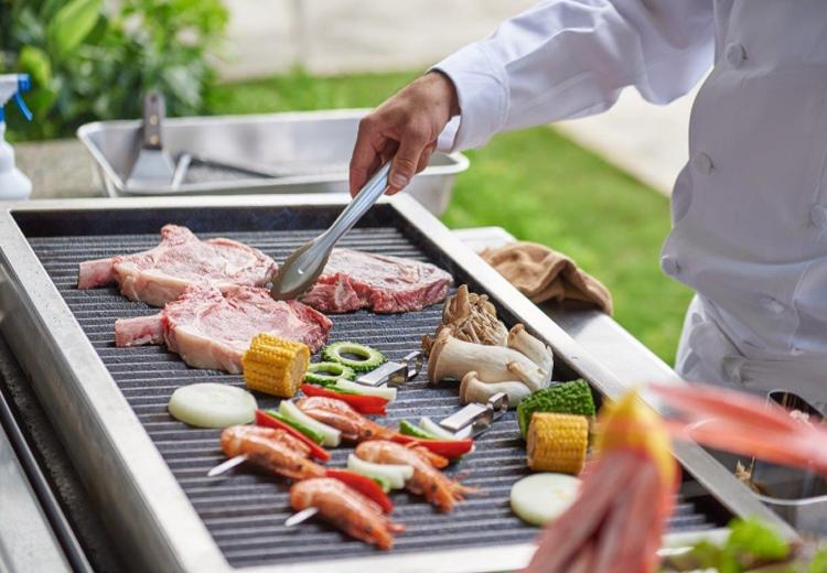 ムーンビーチウェディング。料理。シェフが目の前で焼き上げてくれるBBQメニュー