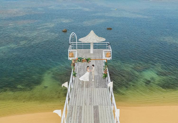 フサキビーチリゾート ホテル＆ヴィラズ。挙式会場。海に向かってまっすぐ伸びる桟橋の周りは遮るものがない絶景