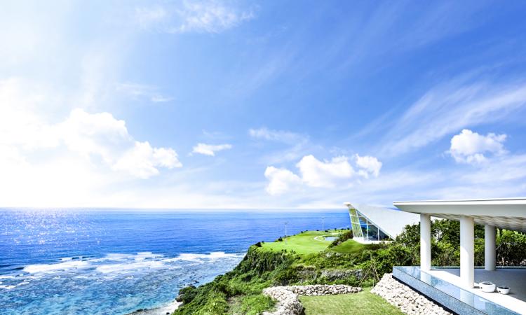 KIRANAH RESORT 沖縄 サザンチャペル（キラナ リゾート 沖縄 サザンチャペル）。アクセス・ロケーション。広がる海と豊かな自然が織りなす、開放感満載の結婚式場です