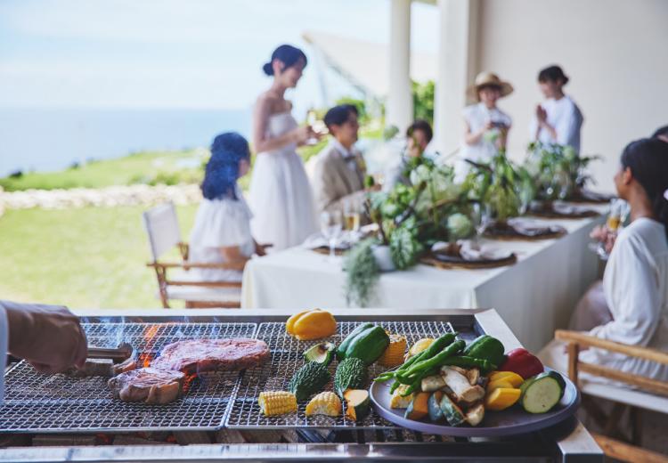 KIRANAH RESORT 沖縄 サザンチャペル（キラナ リゾート 沖縄 サザンチャペル）。料理。音や香りを愉しめるグリル料理は開放的なテラスで