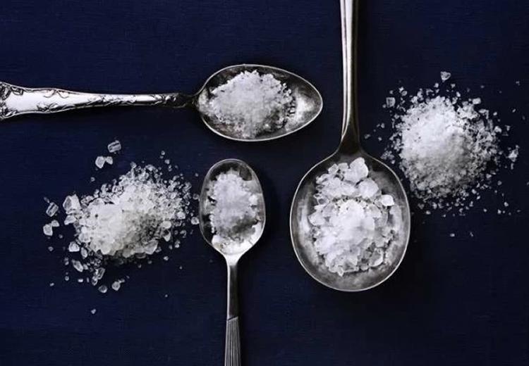 KIRANAH RESORT 沖縄 サザンチャペル（キラナ リゾート 沖縄 サザンチャペル）。料理。料理によって塩も使い分け素材の味を引き出しています