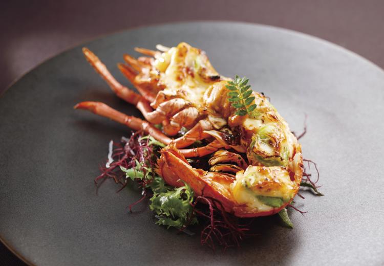 サウスゲートホテル沖縄。料理。豪華な食材を使った、ハレの日にぴったりの華やかな一皿