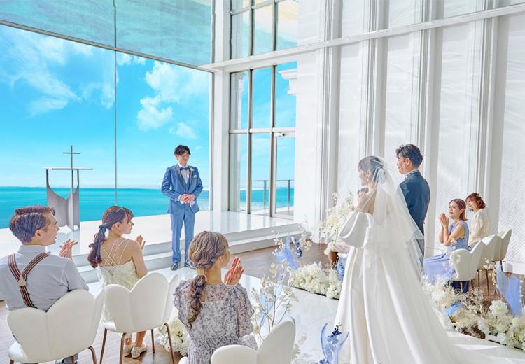ラソール シー リゾート。挙式会場。プルメリアの花をモチーフにしたゲスト席も沖縄らしく素敵