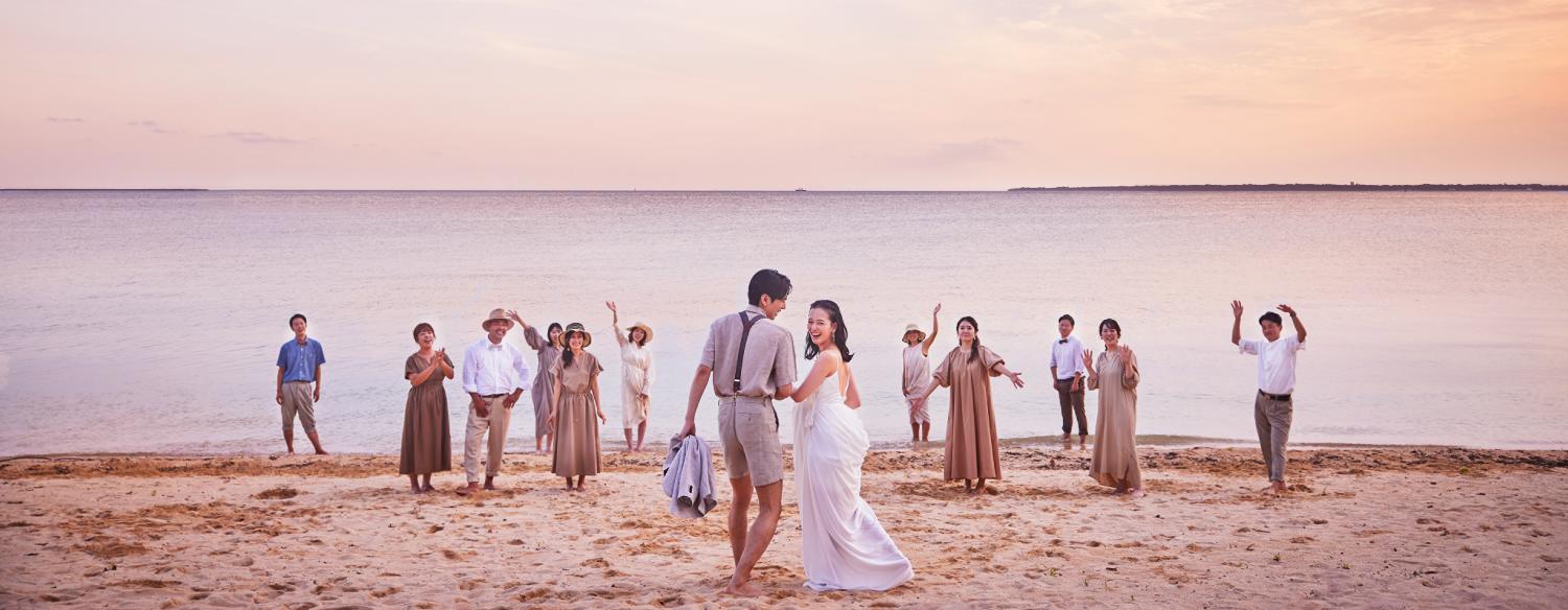 ザ・ビーチテラス ホテルアオ石垣。演出・小物。ガーデンの奥に広がる美しいビーチ。サンセットタイムには、ピンクに染まる幻想的な景色を望めます