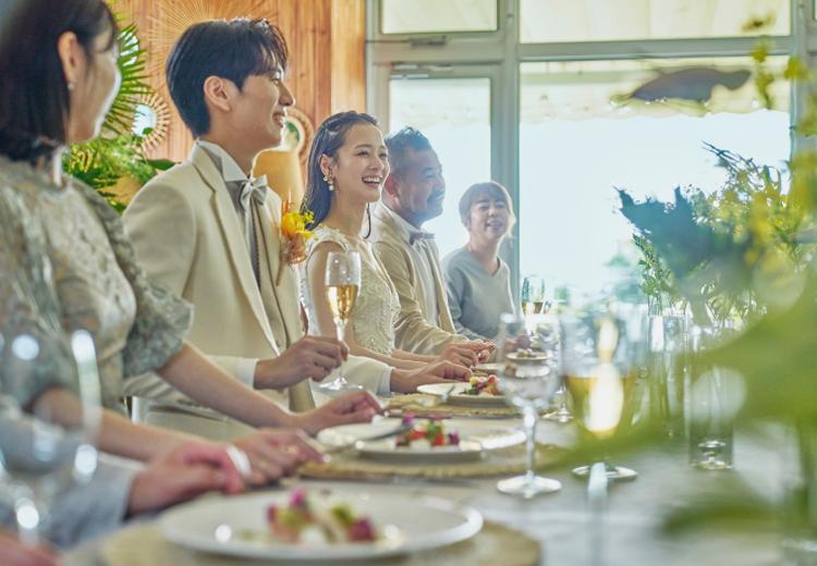 ザ・ビーチテラス ホテルアオ石垣。披露宴会場。家族や友人の表情がすぐそばで分かるアットホームな空間