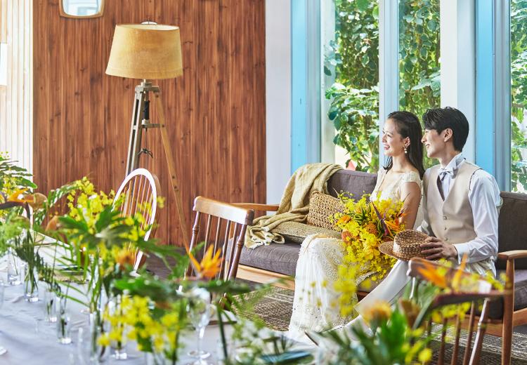 ザ・ビーチテラス ホテルアオ石垣。披露宴会場。新郎新婦がゆったりと寛げるソファも用意されています
