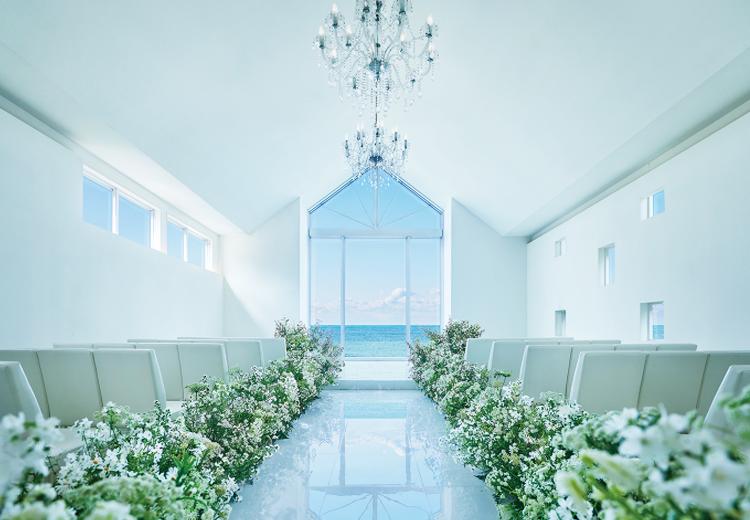 ザ・ビーチテラス ホテルアオ石垣。挙式会場。純白の会場内に光が差し込み、より一層明るい空間に