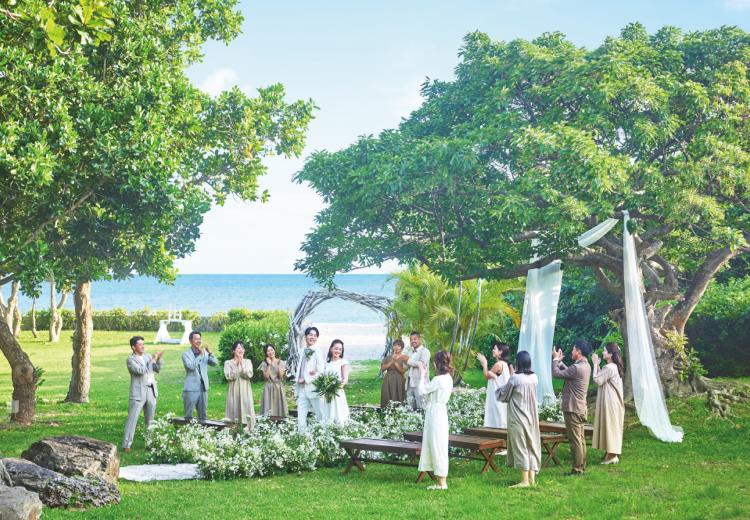 ザ・ビーチテラス ホテルアオ石垣。挙式会場。自然豊かなガーデンでのセレモニーも注目を集めています
