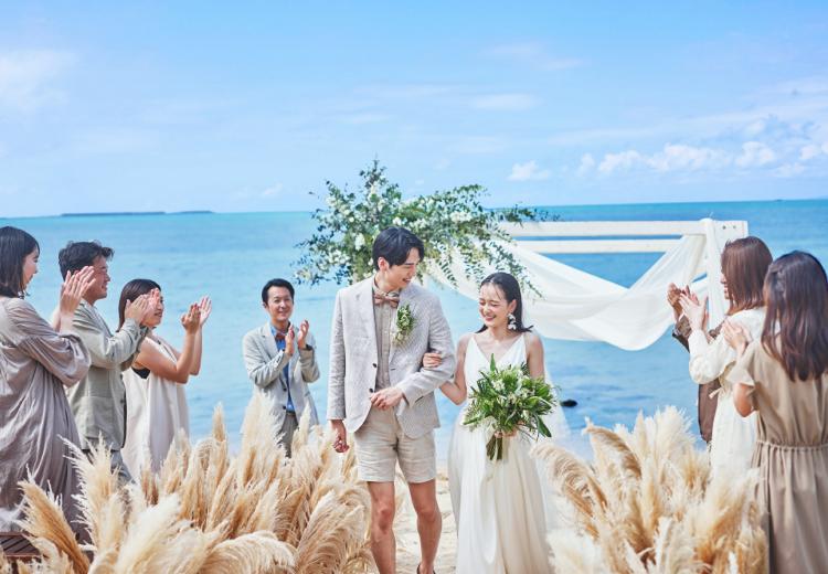 ザ・ビーチテラス ホテルアオ石垣。挙式会場。ビーチを舞台にした挙式はまるで映画のワンシーンのよう