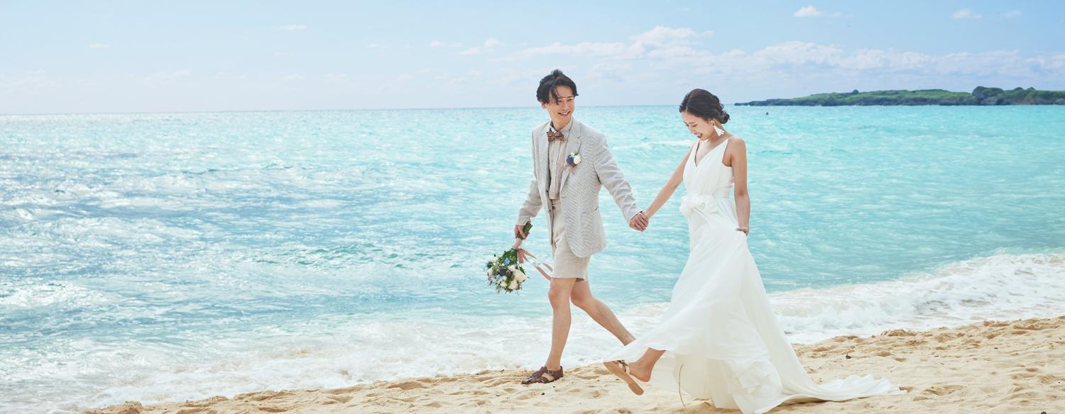 THE SURF SEASIDE SCENE MIYAKOJIMA(ザ・サーフ シーサイドシーン宮古島) 。演出・小物。透明度の高い海と白砂のビーチは絶好の撮影スポット。リゾートウェディングならではの写真を残せます