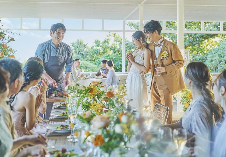 THE SURF SEASIDE SCENE MIYAKOJIMA(ザ・サーフ シーサイドシーン宮古島) 。料理。スタッフによるライブパフォーマンスも取り入れられます