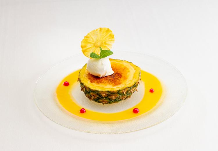 THE SURF SEASIDE SCENE MIYAKOJIMA(ザ・サーフ シーサイドシーン宮古島) 。料理。パイナップルとココナッツを使った南国らしいデザート