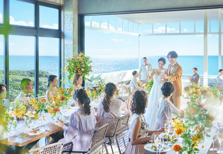 THE SURF SEASIDE SCENE MIYAKOJIMA(ザ・サーフ シーサイドシーン宮古島) 。披露宴会場。開放感のある大きな窓を開け放てば爽やかな風が吹き抜けます