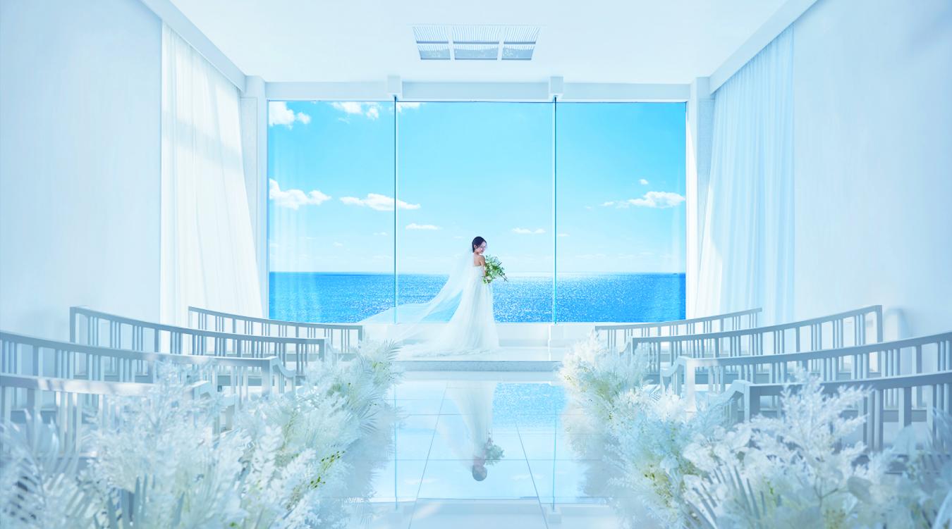 THE SURF SEASIDE SCENE MIYAKOJIMA(ザ・サーフ シーサイドシーン宮古島) 。宮古ブルーの海が一面に広がる美しいチャペル。まばゆい光に包まれて心に残るセレモニーが叶います