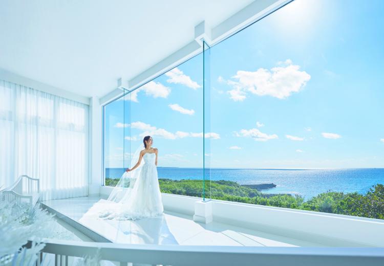 THE SURF SEASIDE SCENE MIYAKOJIMA(ザ・サーフ シーサイドシーン宮古島) 。挙式会場。水平線を望む美しいチャペルは最大30名まで収容可能