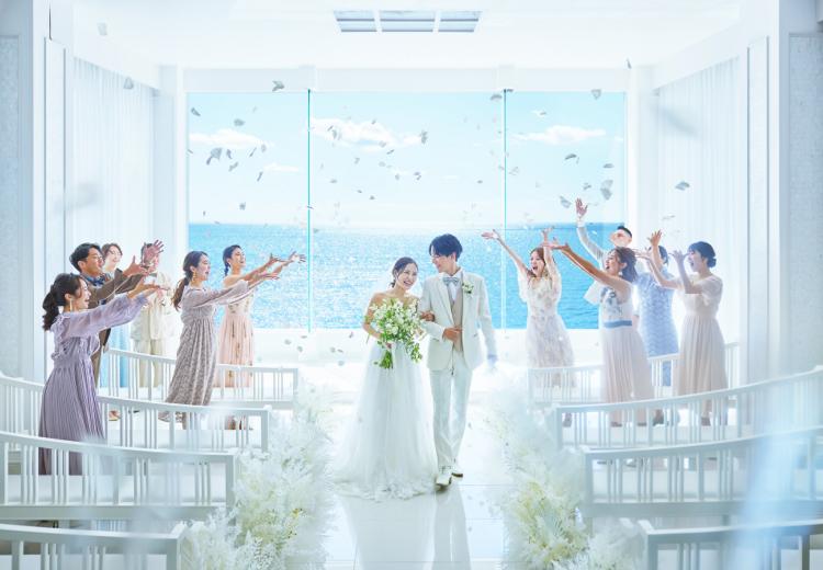 THE SURF SEASIDE SCENE MIYAKOJIMA(ザ・サーフ シーサイドシーン宮古島) 。挙式会場。ゲストとの距離感が近く、アットホームなセレモニーが叶います